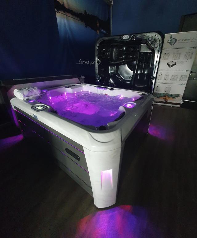 Spa en eau avec lumière 